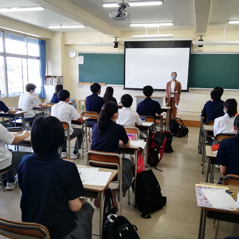 茗溪學園能選擇以英語或日文課綱上課